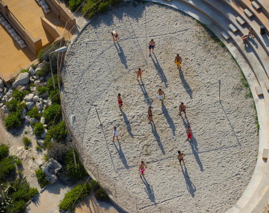 Отель Corinthia St George'S Bay Сент Джулианс Экстерьер фото Aerial view of the beach