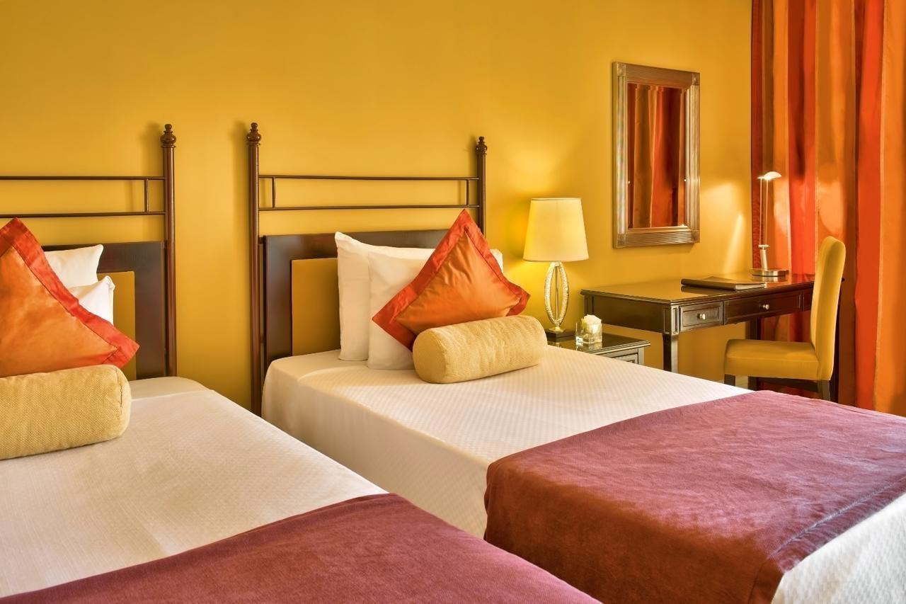 Отель Corinthia St George'S Bay Сент Джулианс Экстерьер фото A room at the hotel
