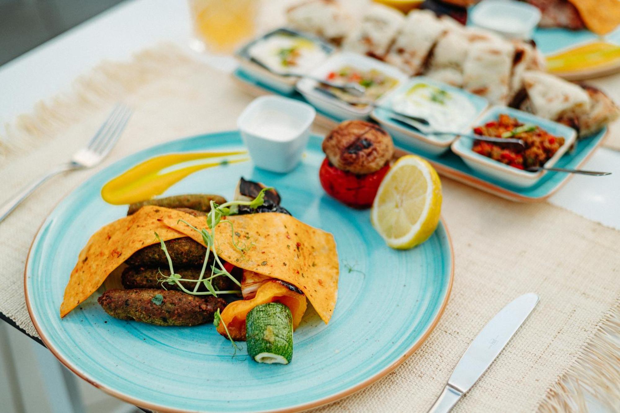 Отель Corinthia St George'S Bay Сент Джулианс Экстерьер фото A plate of Turkish cuisine