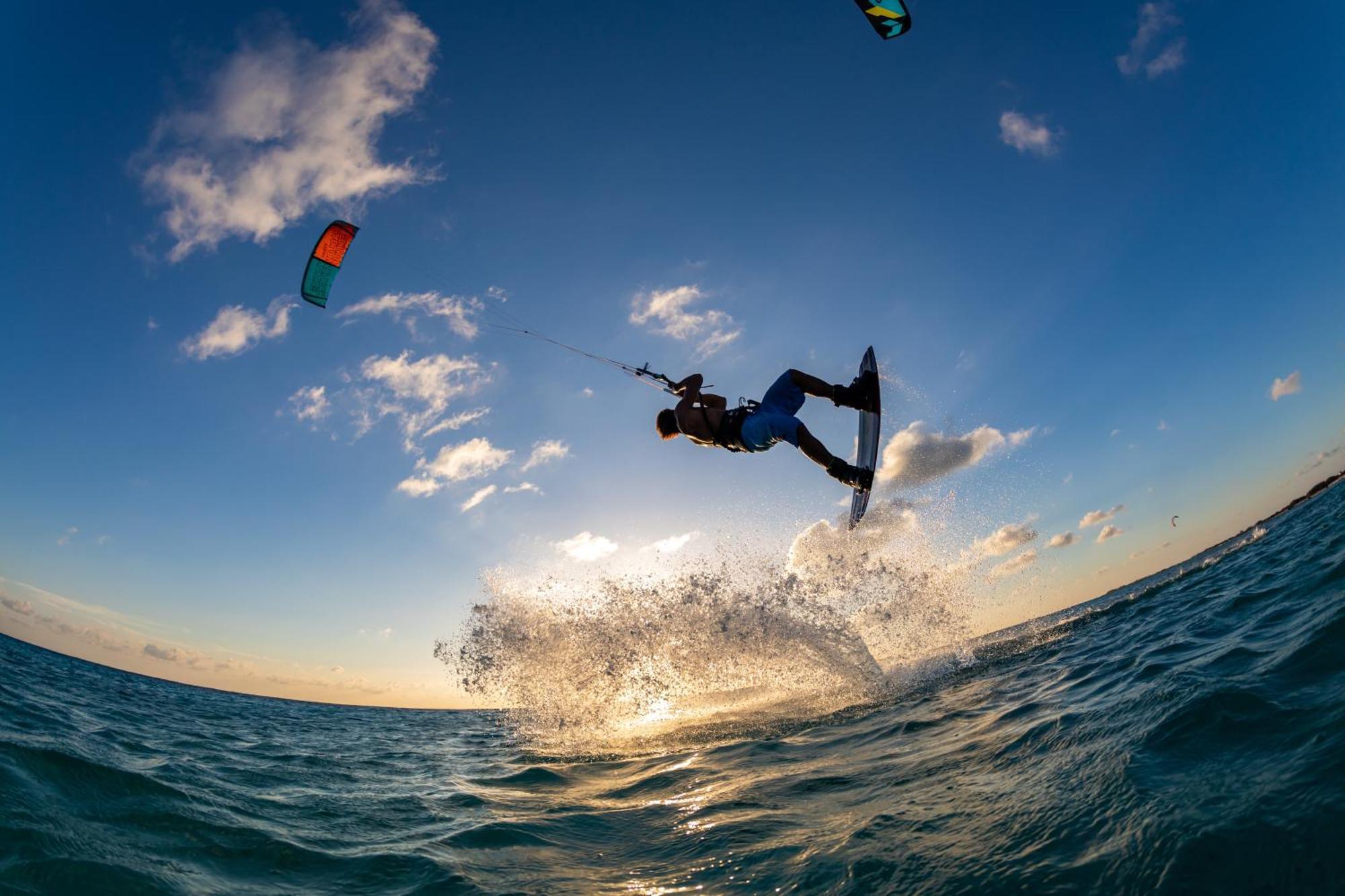 Отель Corinthia St George'S Bay Сент Джулианс Экстерьер фото Kitesurfing in La Jolla, California