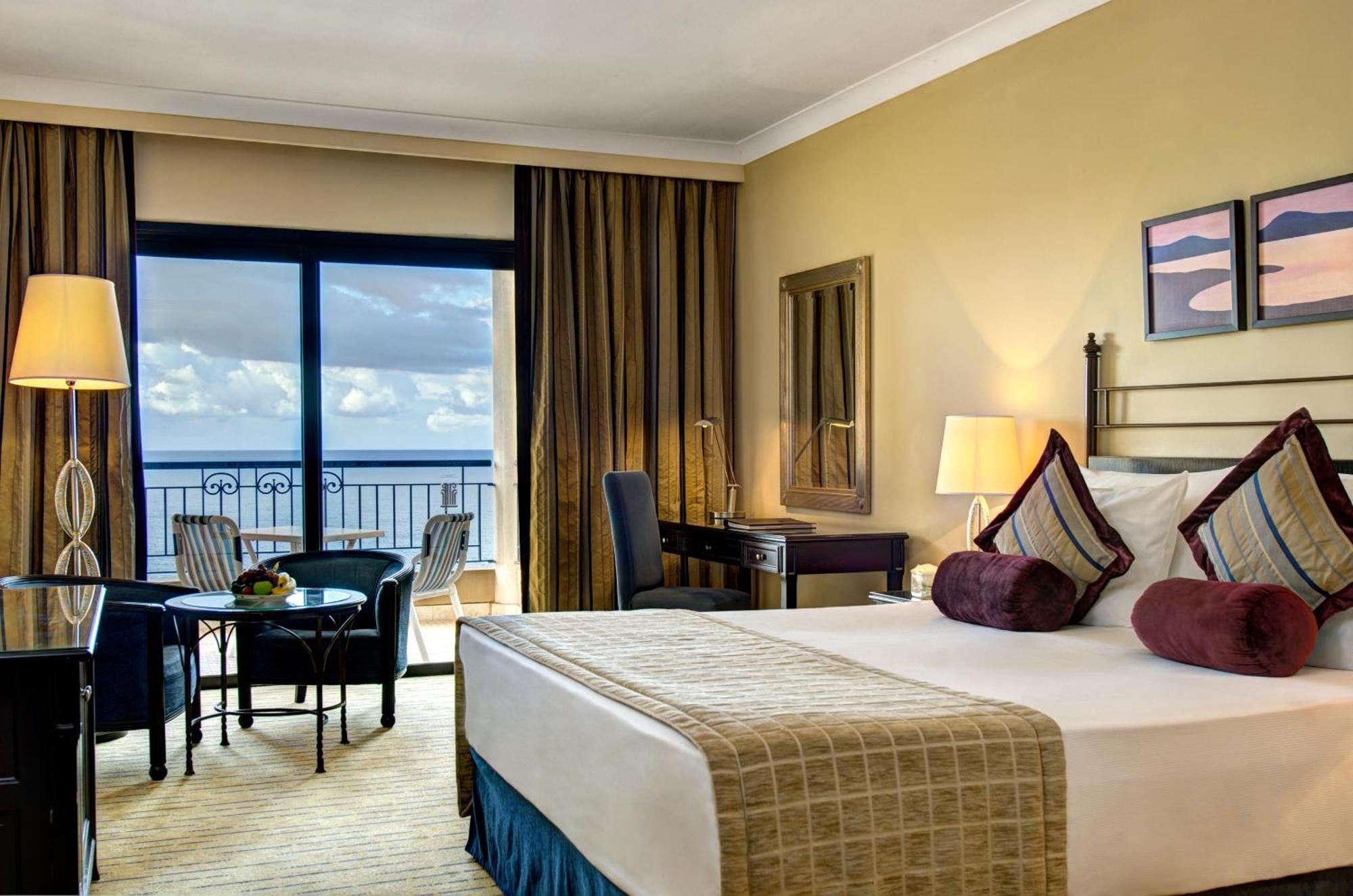 Отель Corinthia St George'S Bay Сент Джулианс Номер фото A room at the Hilton Mauritius Resort