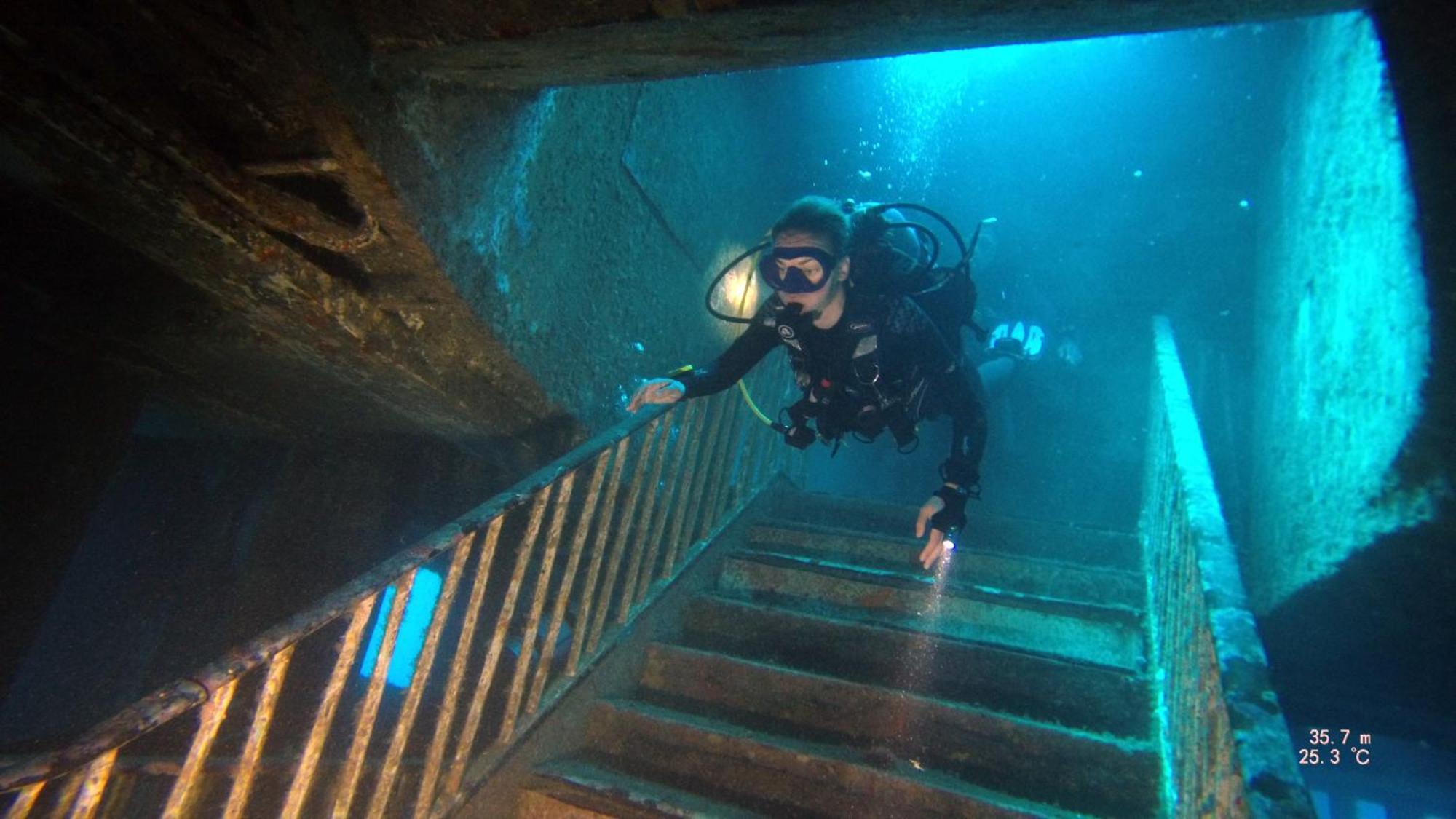Отель Corinthia St George'S Bay Сент Джулианс Экстерьер фото A scuba diver on the staircase of the Thistlegorm