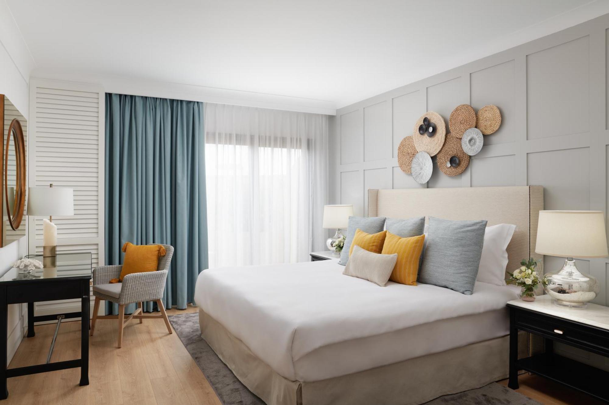 Отель Corinthia St George'S Bay Сент Джулианс Экстерьер фото A bedroom at The Pearl
