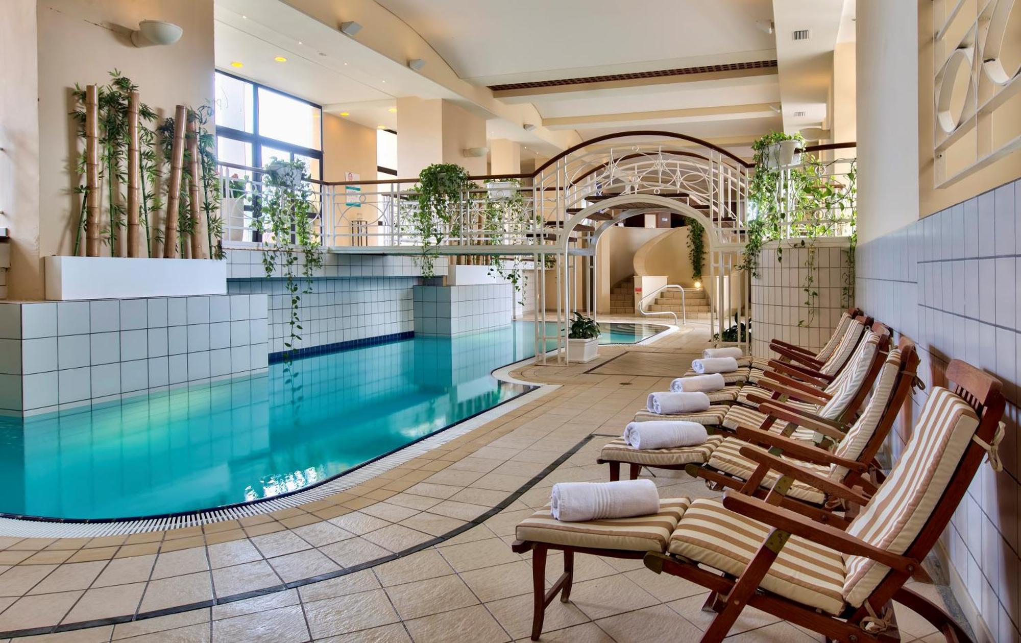 Отель Corinthia St George'S Bay Сент Джулианс Экстерьер фото The spa at the Hilton Athens