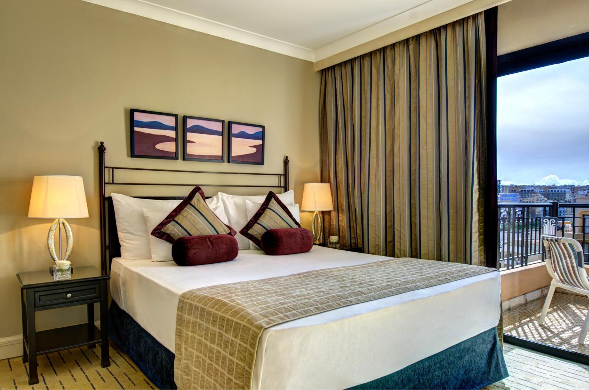 Отель Corinthia St George'S Bay Сент Джулианс Номер фото A bedroom at the hotel