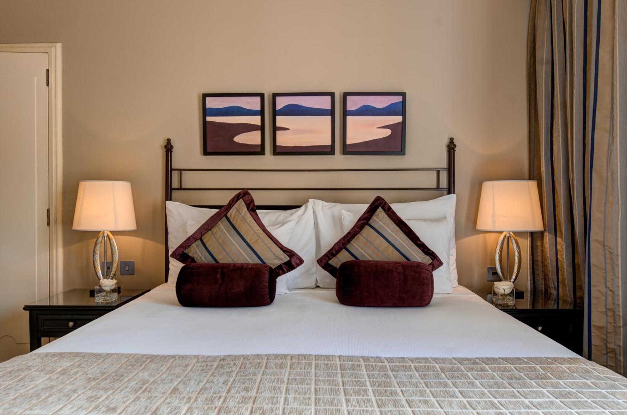 Отель Corinthia St George'S Bay Сент Джулианс Номер фото A bedroom at the hotel
