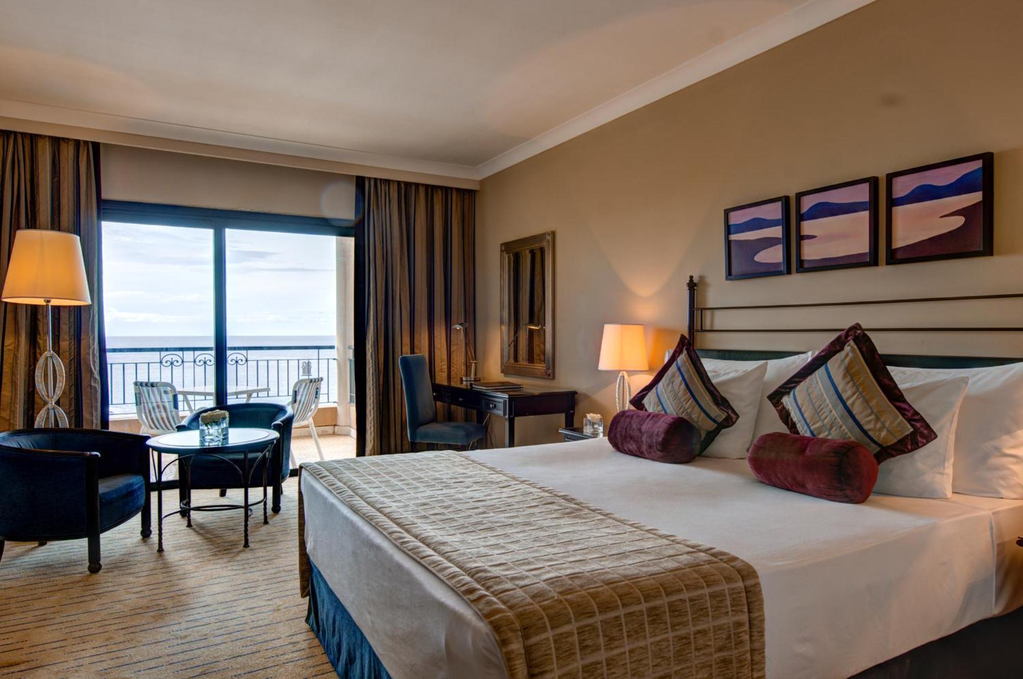 Отель Corinthia St George'S Bay Сент Джулианс Номер фото A guest room at the hotel