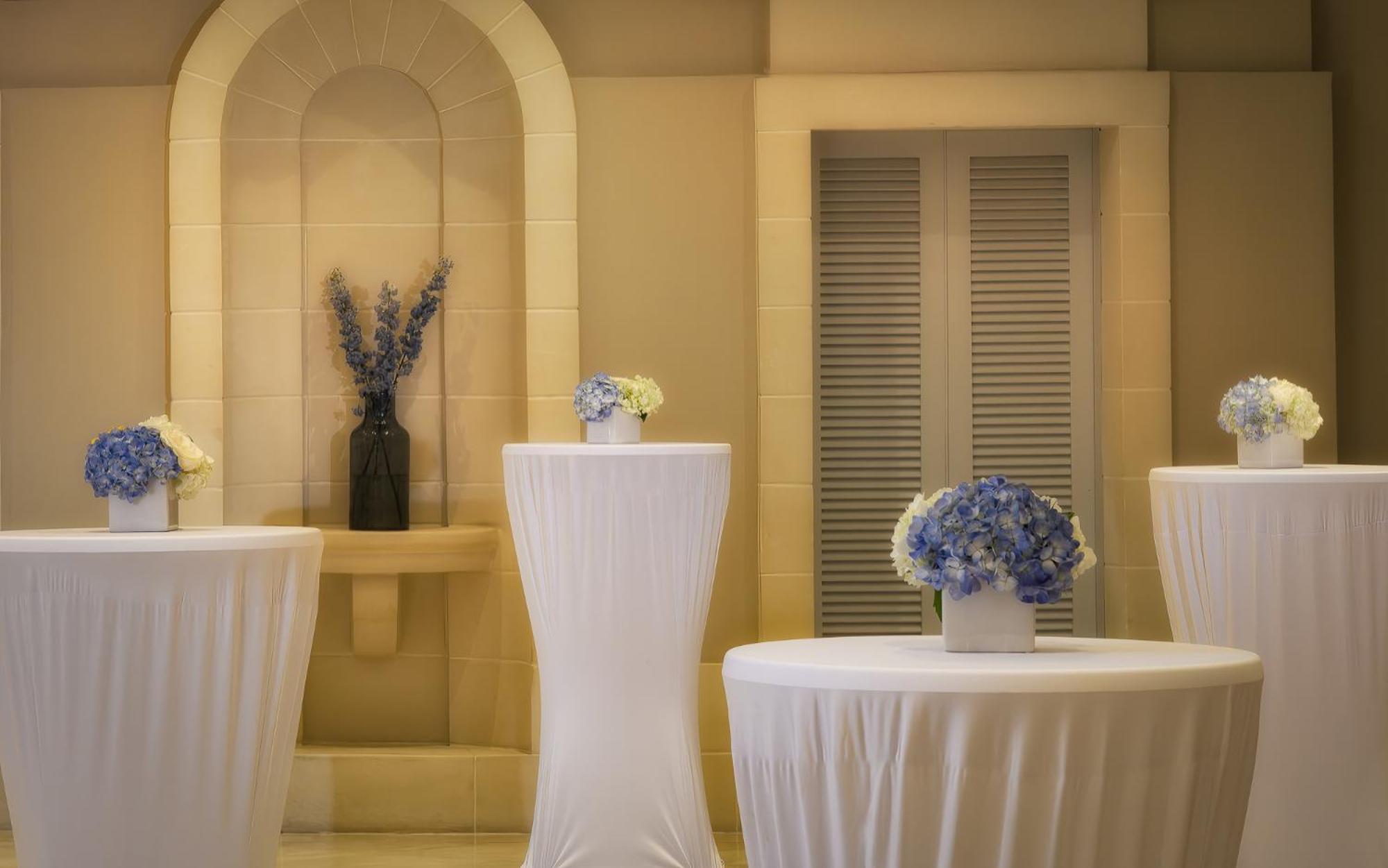 Отель Corinthia St George'S Bay Сент Джулианс Экстерьер фото Cocktail tables