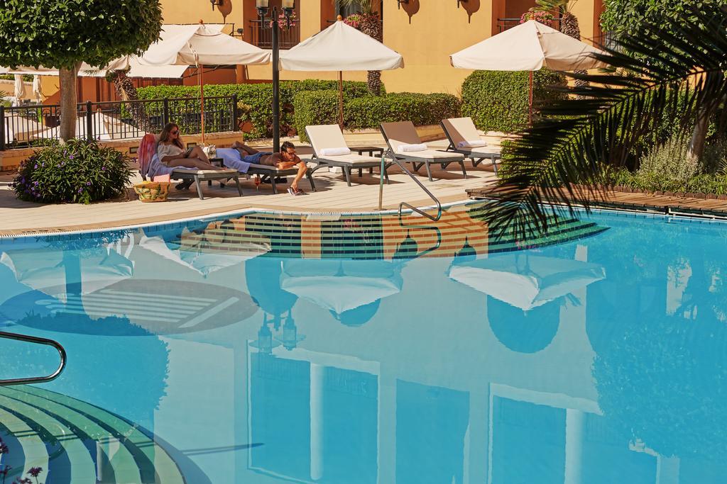 Отель Corinthia St George'S Bay Сент Джулианс Экстерьер фото A swimming pool