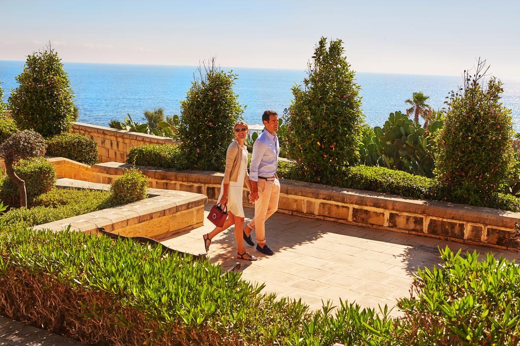 Отель Corinthia St George'S Bay Сент Джулианс Экстерьер фото The resort's gardens