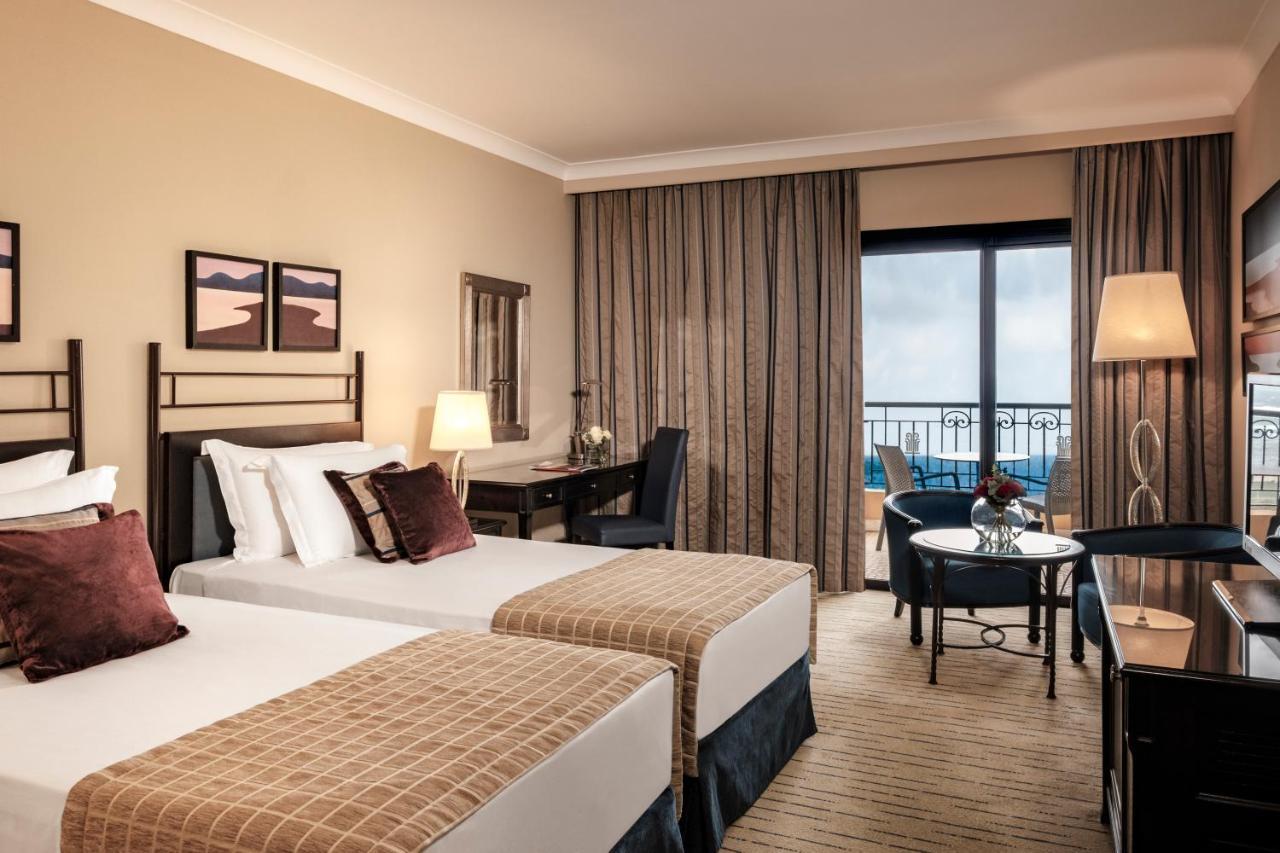 Отель Corinthia St George'S Bay Сент Джулианс Экстерьер фото A room at the hotel