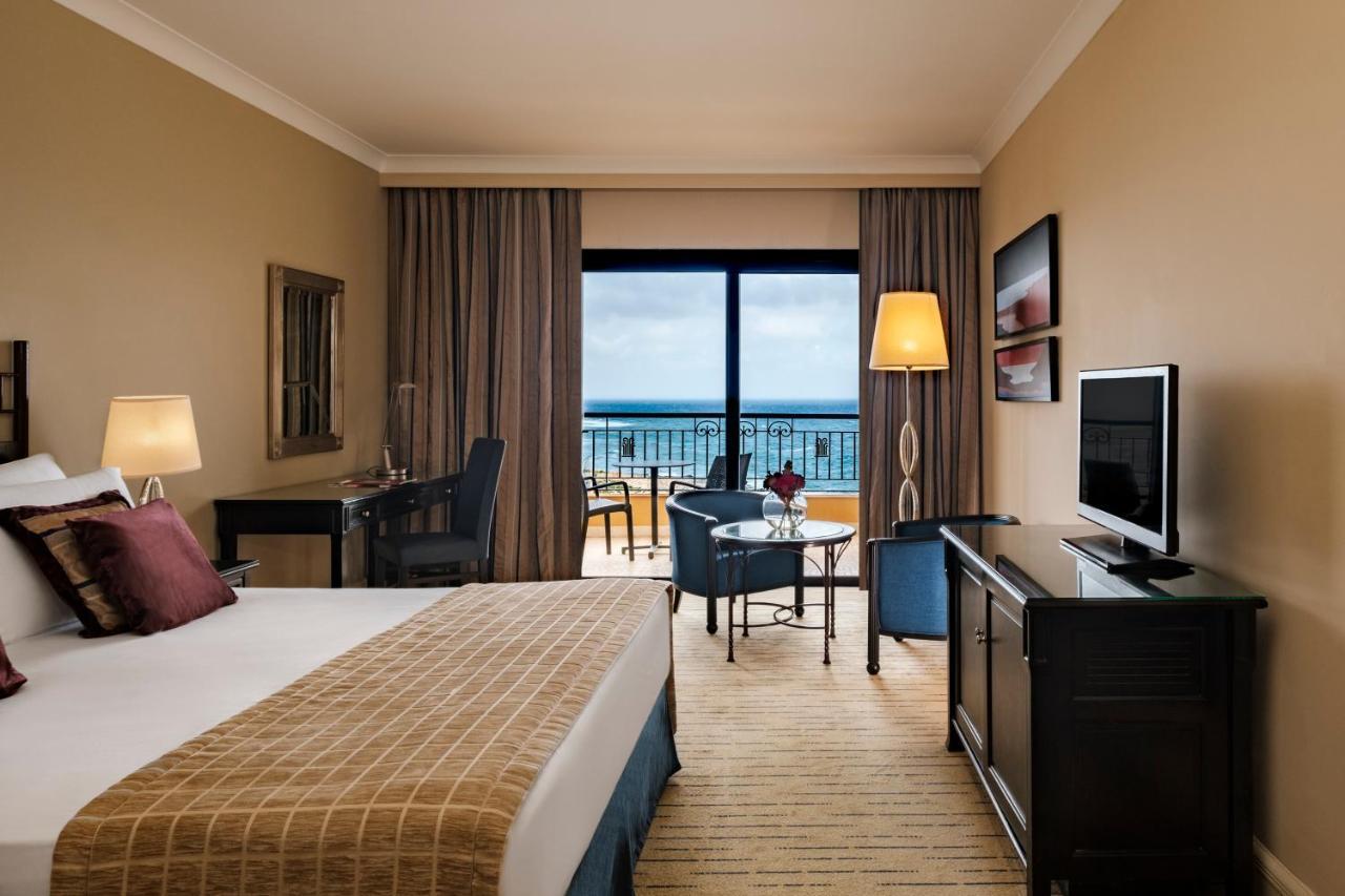 Отель Corinthia St George'S Bay Сент Джулианс Экстерьер фото A room at the Hilton Alexandria Golf Resort